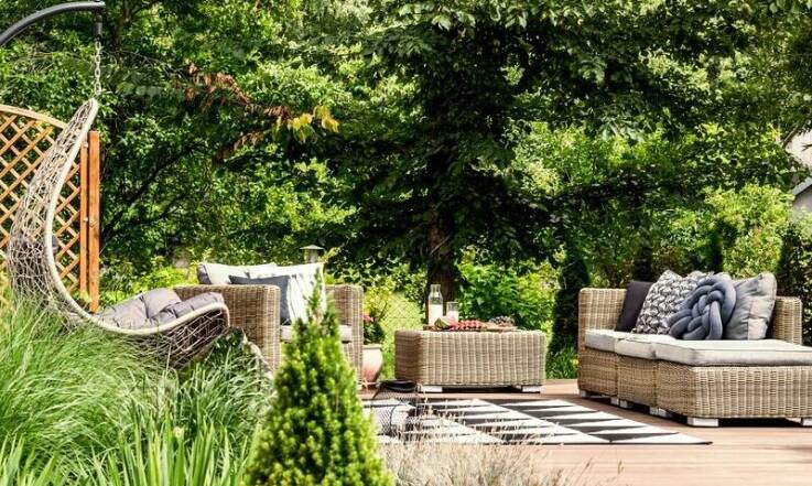 Urokliwy ogród przy hotelu - idealne miejsce na relaks