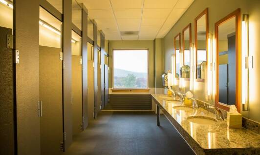 Szafki basenowe jako element marketingowy – jak mogą przyciągnąć więcej klientów?