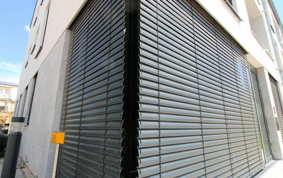 Funkcjonalność i design: jak żaluzje fasadowe wpływają na wygląd elewacji?