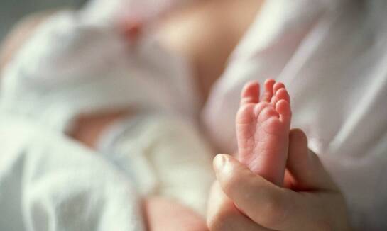 Implanty piersi a karmienie piersią: co warto wiedzieć