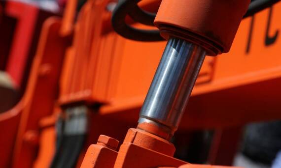 Jak zwolnice do koparek mogą wpływać na efektywność operacyjną maszyn?