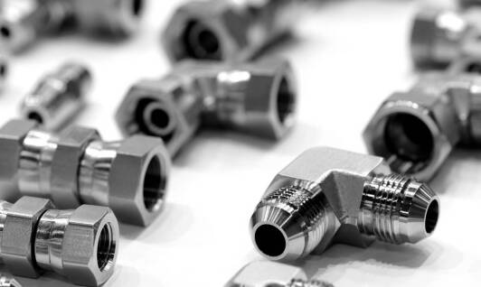 Zastosowanie złączy hydraulicznych w nowoczesnych systemach produkcyjnych