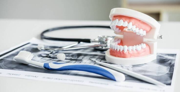 Edukacja pacjentów na temat higieny jamy ustnej przez dentystę Stara Miłosna