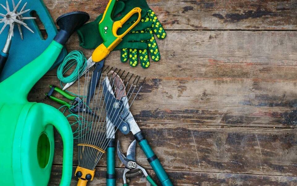 Bezpieczne stosowanie opryskiwacza ogrodowego ręcznego w małych ogrodach