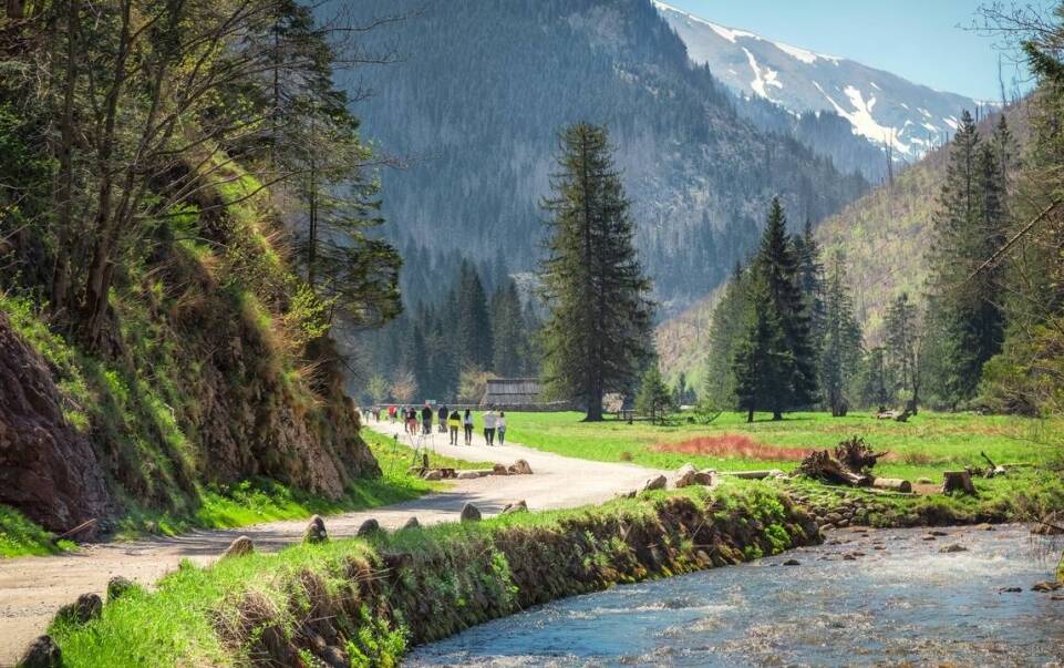 Jakie atrakcje czekają na uczestników wyjazdów trekkingowych w góry?