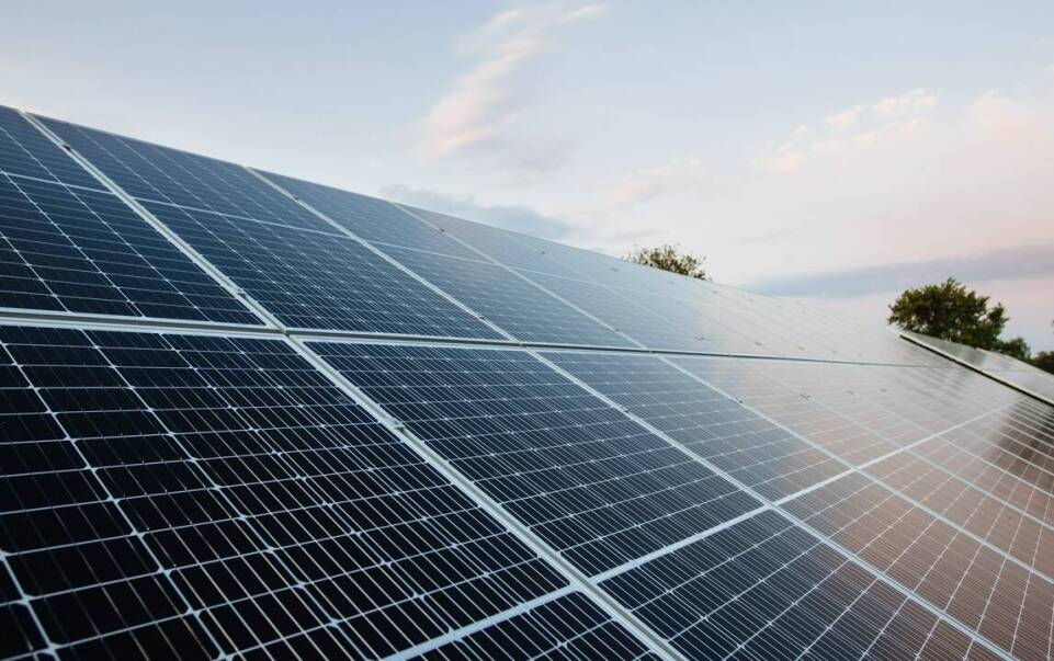 Jak stelaż pod panele fotowoltaiczne pomaga w optymalizacji przestrzeni montażowej?