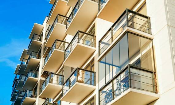 Porównanie różnych konstrukcji do montażu fotowoltaiki na balkonach