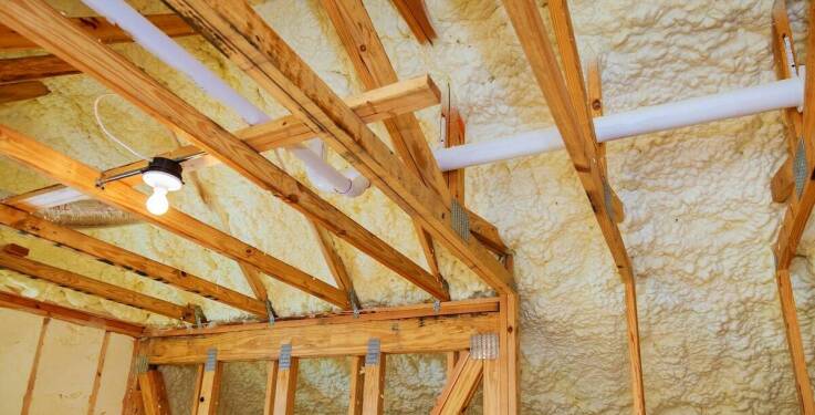 Różnice między pianą otwartokomórkową a zamkniętokomórkową w praktyce