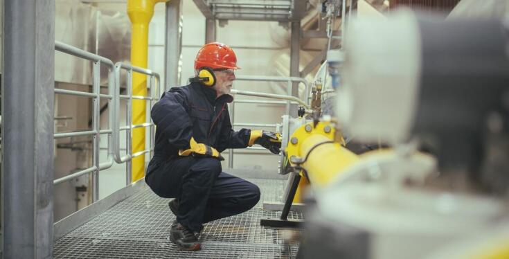 Jak nowoczesne technologie wspierają czyszczenie zbiorników przemysłowych?