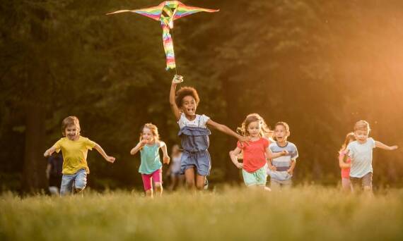Jak obozy letnie mogą pomóc w nauce języka angielskiego przez praktykę?