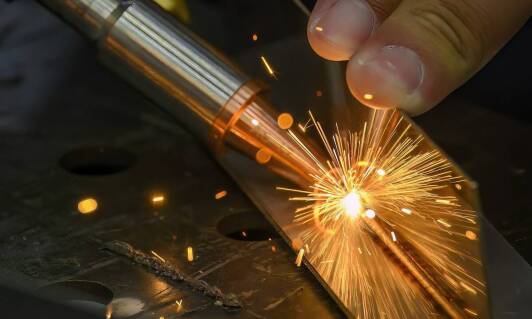 Znakowanie laserowe w przemyśle lotniczym: Rola technologii laser fiber