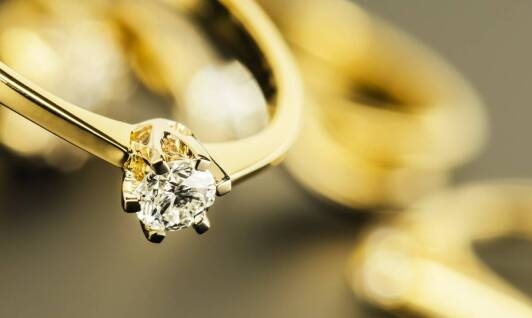 Złote kolczyki wkręty jako uniwersalny dodatek do każdej stylizacji