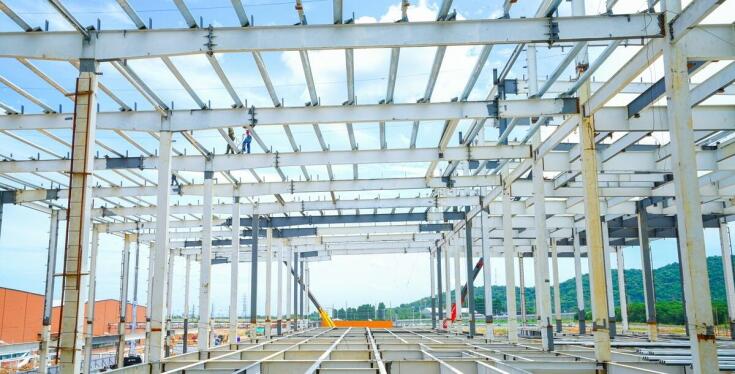 Rola konstrukcji stalowej w optymalizacji kosztów budowy hal magazynowych