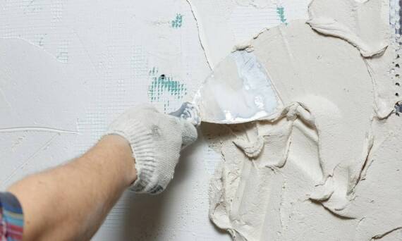 Techniki kładzenia gładzi na farbę olejną – jak osiągnąć najlepsze efekty?