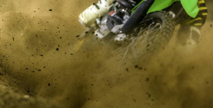 Filtr powietrza gąbkowy – jak wpływa na wydajność silnika motocykla?