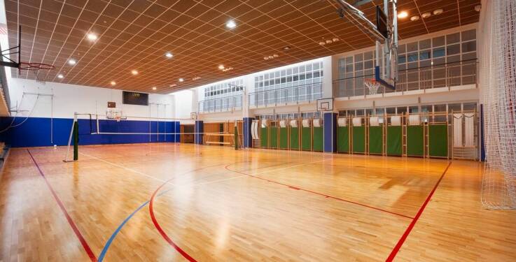 Jakie korzyści płyną z regularnego wynajmu kortów do badmintona dla amatorów?