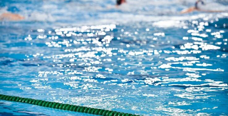 Porównanie aqua aerobiku do innych form aktywności wodnych dla kobiet
