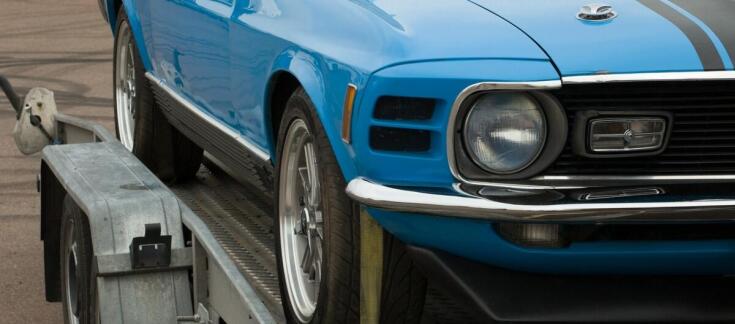 Zasady bezpiecznego przewozu aut lawetą – co warto wiedzieć?