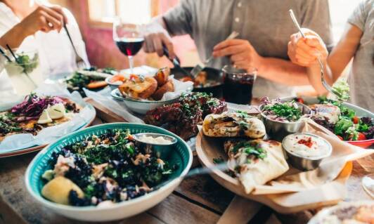 Jak catering wspiera integrację społeczną uczniów poprzez wspólne posiłki?