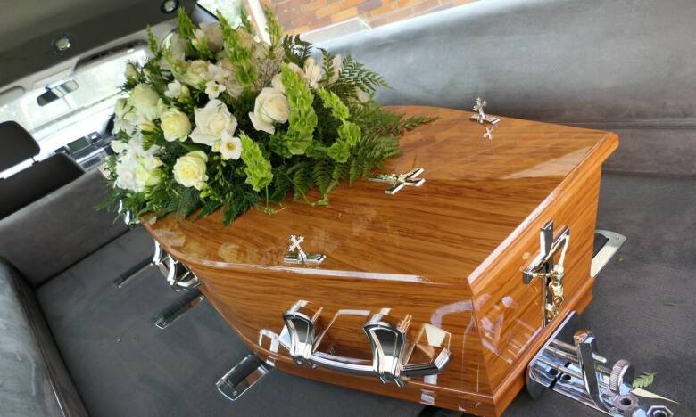 Znaczenie trumien dębowych w kontekście ceremonii pogrzebowej