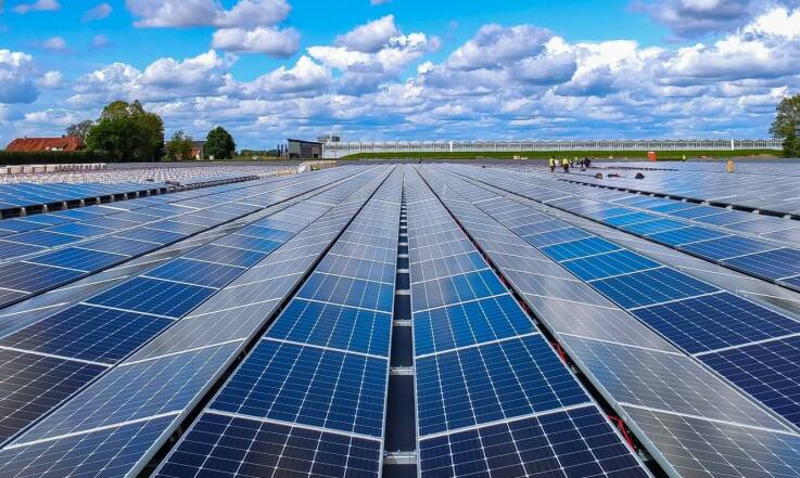 Montaż farm fotowoltaicznych a redukcja emisji CO2 w przemyśle
