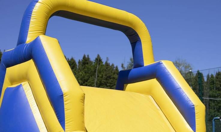 Rola dmuchanych torów przeszkód w rozwijaniu umiejętności ruchowych dzieci