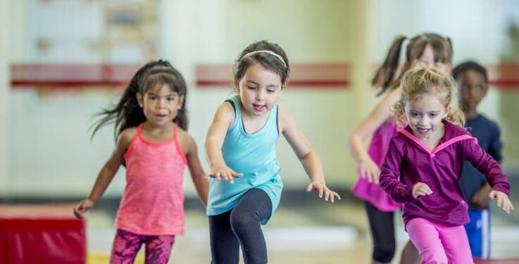 Jak zajęcia akrobatyki mogą wpłynąć na wyniki dziecka w szkole?