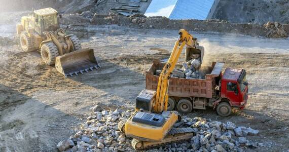 Wpływ wynajmu koparko-ładowarki na optymalizację procesów budowlanych