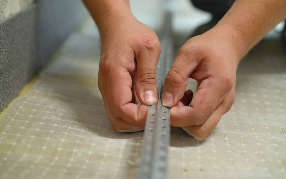 Moskitiery plisowane – co warto wiedzieć o procesie pomiaru i montażu?