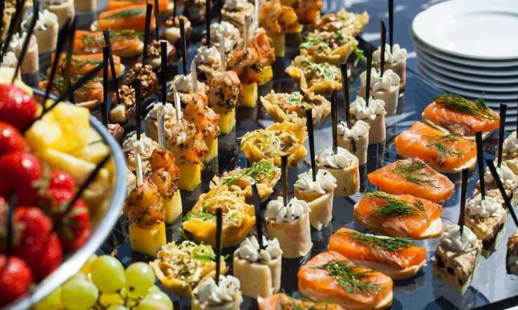 Finger foods jako idealne rozwiązanie na imprezy firmowe w Skierniewicach