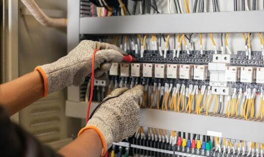 Jak Elektryk Zawiercie przeprowadza przeglądy instalacji elektrycznych zgodnie z normami?