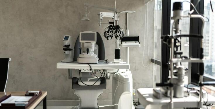 Jakie są etapy badania dna oka w klinice okulistycznej?