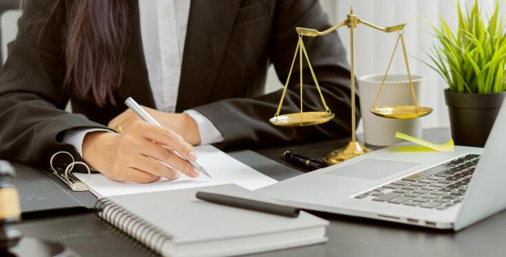 Kiedy warto skorzystać z usług tłumacza przysięgłego przy obsłudze prawnej?