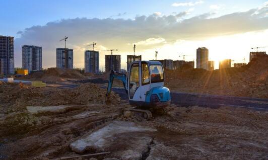 Wykopy pod fundamenty – jak nowoczesny sprzęt wpływa na precyzję wykonania?