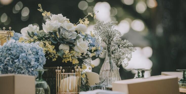 Jak artykuły dekoracyjne z hurtowni wzbogacają wnętrza?