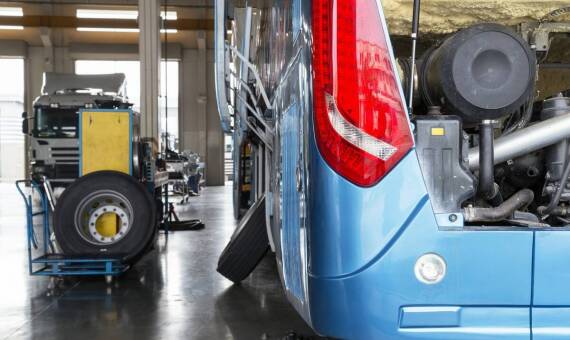 Jakie komponenty układu napędowego są kluczowe w autobusach?