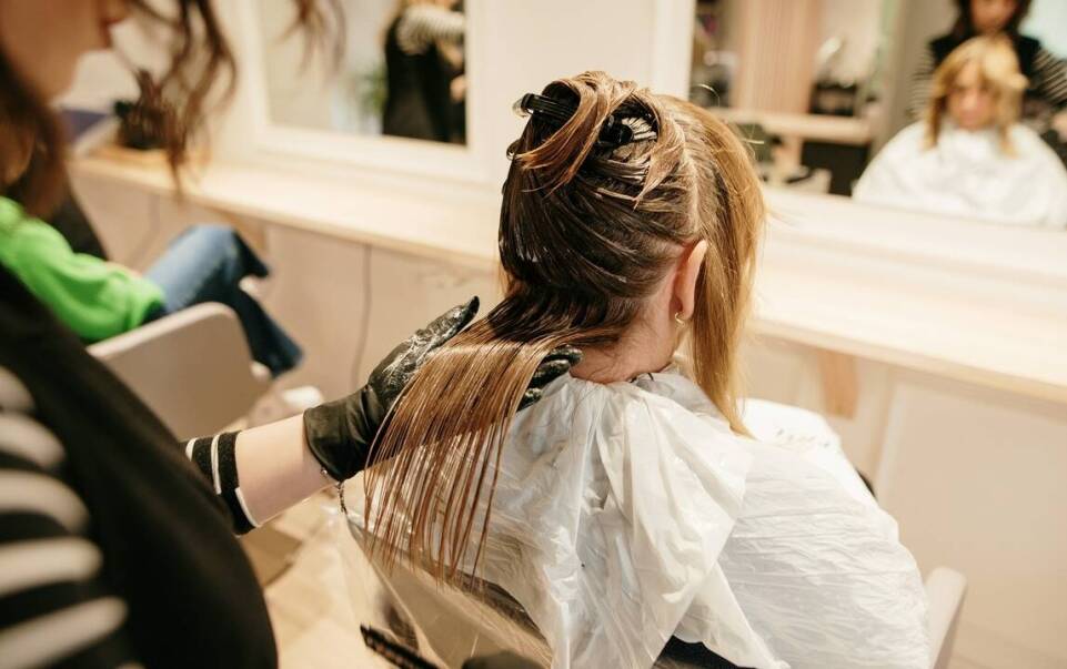 Jakie korzyści przynosi nanoplastia oferowana przez fryzjera w Łodzi?