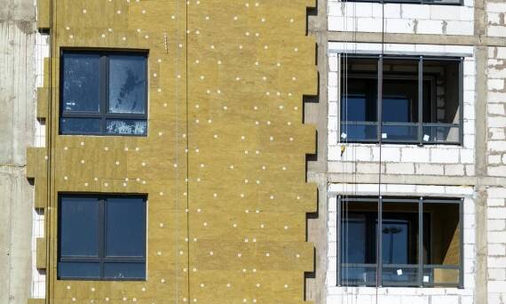 Jak izolacja przyczynia się do minimalizowania strat energii w budynkach?