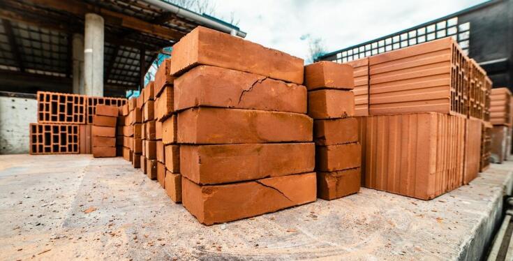 Zalety stosowania cegły pełnej na komin w renowacjach budynków