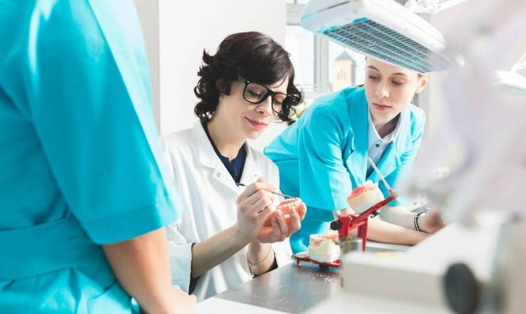 Rola doświadczonych dentystów podczas dyżurów stomatologicznych