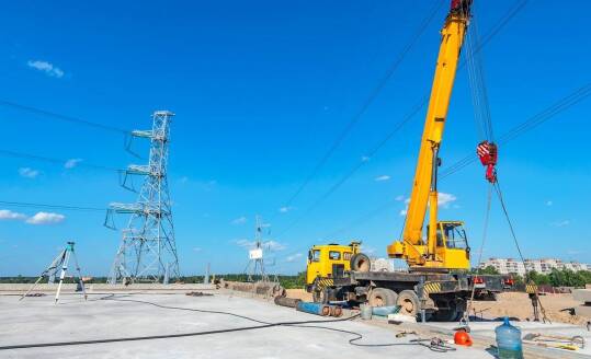 Zastosowanie dźwigu samochodowego w montażu silosów zbożowych