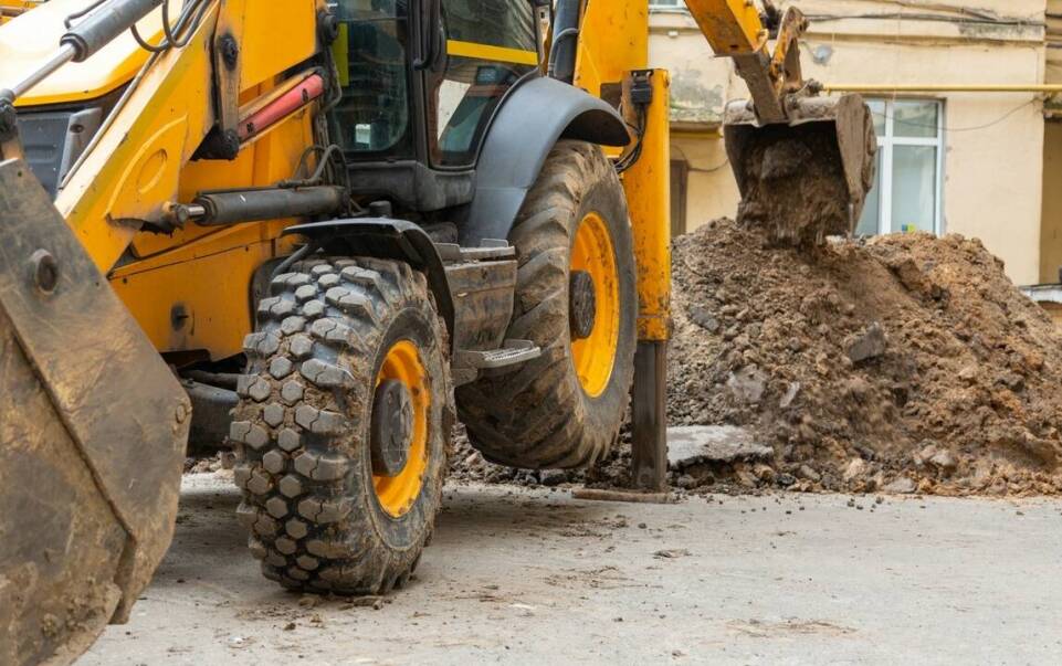 Jak usługi koparko-ładowarką wpływają na bezpieczeństwo na placu budowy?