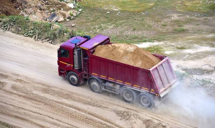 Najważniejsze zasady związane z transportem piachu 