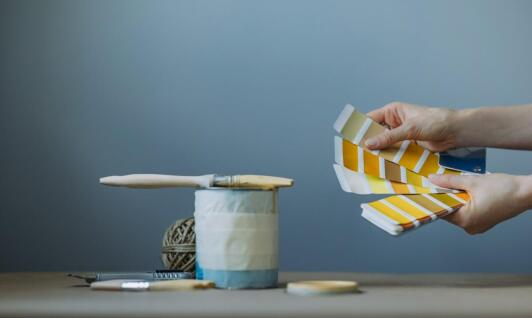 Kluczowe aspekty wyboru odpowiednich farb do wnętrz