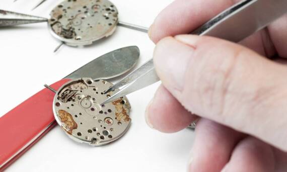 Jakie znaczenie ma doświadczenie w naprawie skomplikowanych mechanizmów zegarkowych?