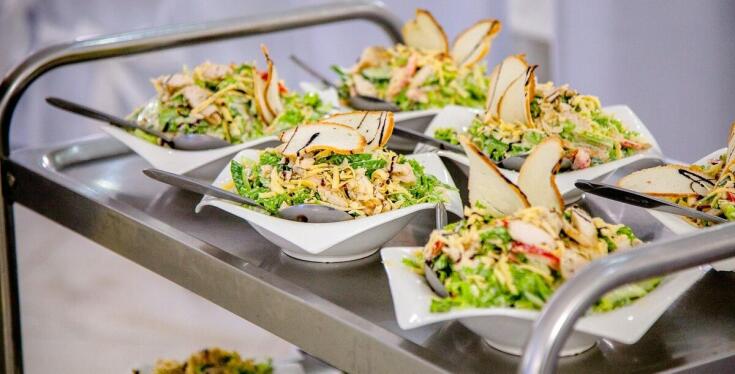Zróżnicowana oferta cateringowa – jakie opcje są dostępne dla klientów?