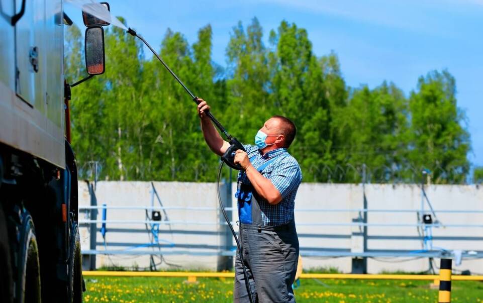 Mycie wysokociśnieniowe w procesie utrzymania czystości obiektów sportowych