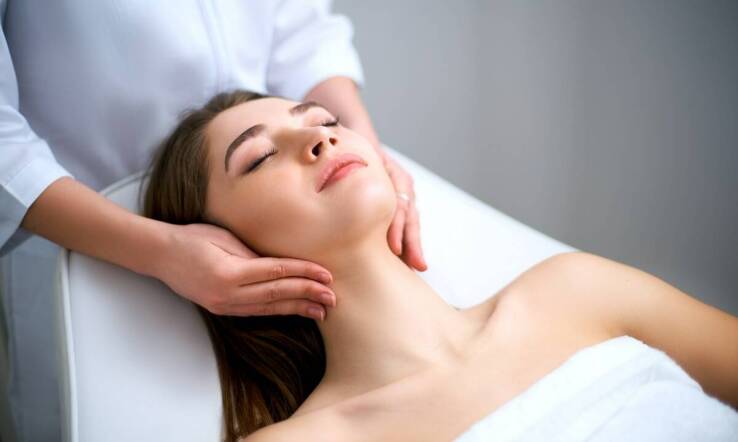 Jak masaże twarzy mogą pomóc w redukcji stresu?