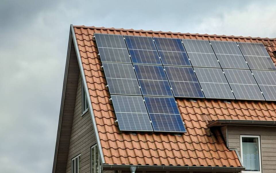 Jakie są zalety konstrukcji na dach skośny do fotowoltaiki?