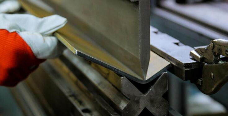 Jak technologia CNC rewolucjonizuje gięcie blach w przemyśle?